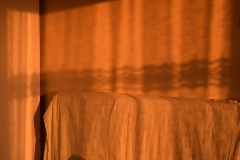 落ち着いた照明の心地よい寝室の風景