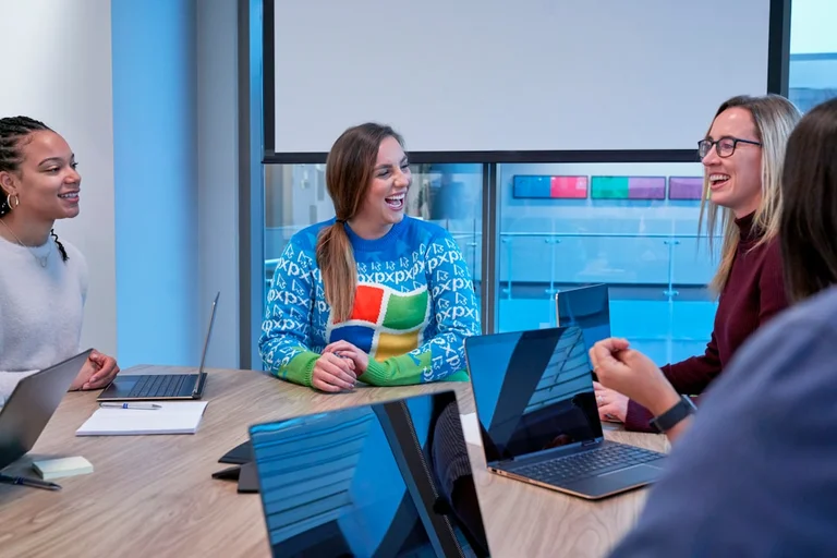 多様なメンバーが意見を交わす教育現場の話し合い