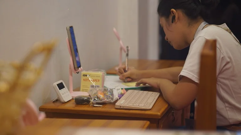 パソコンで課題に取り組む子どもたち