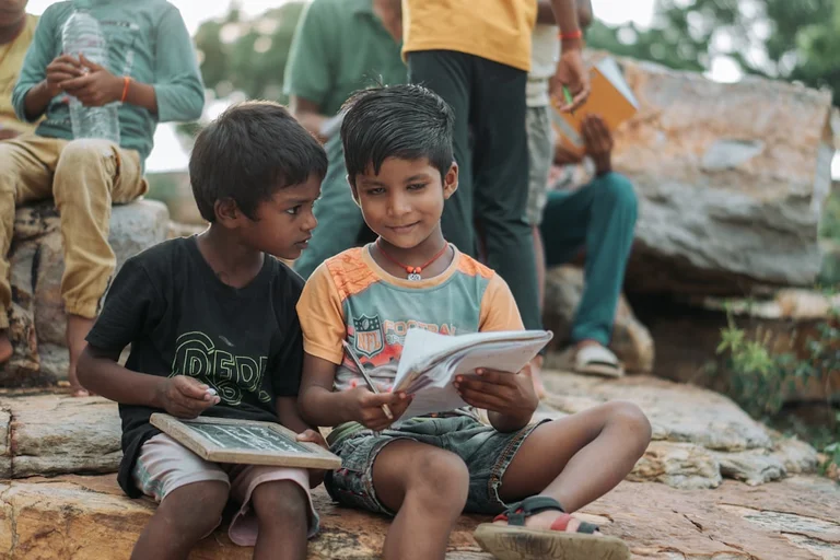 先生が少人数の子どもに絵本を読み聞かせる場面