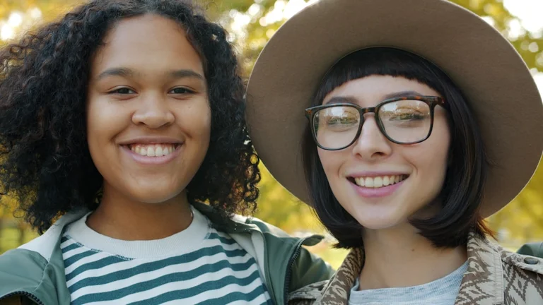 屋外で一緒に遊ぶ子どもたちと見守る大人