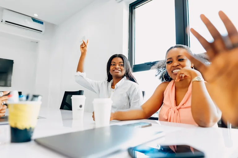 アイデアを出し合い創造的自信を育む若い女性たち