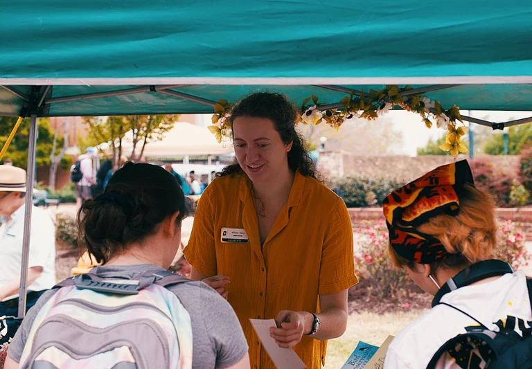 保育現場でのスタッフミーティングの風景