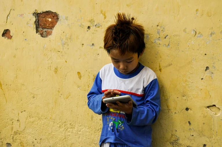 タブレットで学ぶ幼い子どもたちの姿