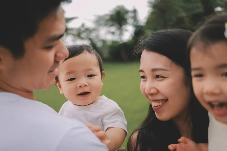 家族に支えられて成長する幼児のイメージ