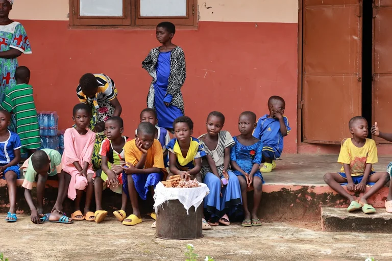 タブレットを使って屋外で環境学習をする様子