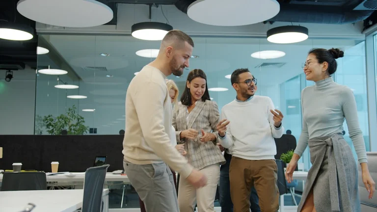 健康に関する対話を通じて学び合う人々の様子