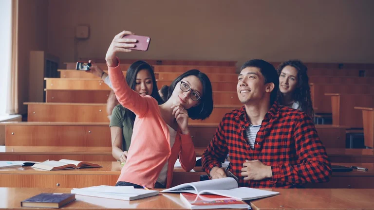 教室で一緒に学ぶ子どもたちの姿