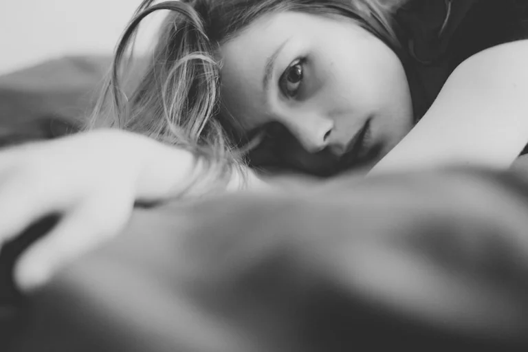 眠れずに悩む思春期の子どものイメージ画像