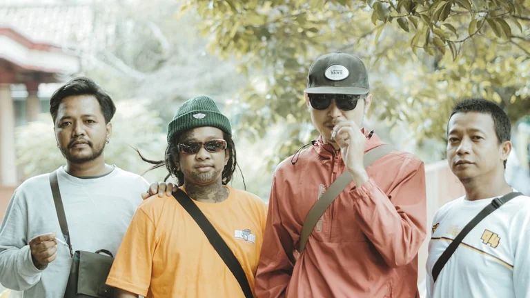 多様な若者たちが対話している様子