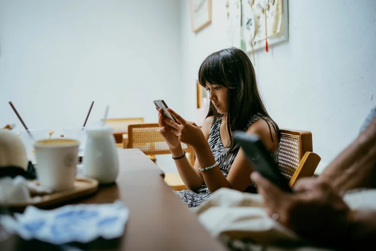 家庭でスマホ利用について話し合う家族の姿