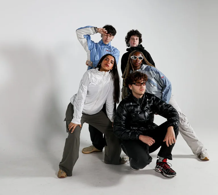 さまざまな表情を見せる思春期の子どもたち