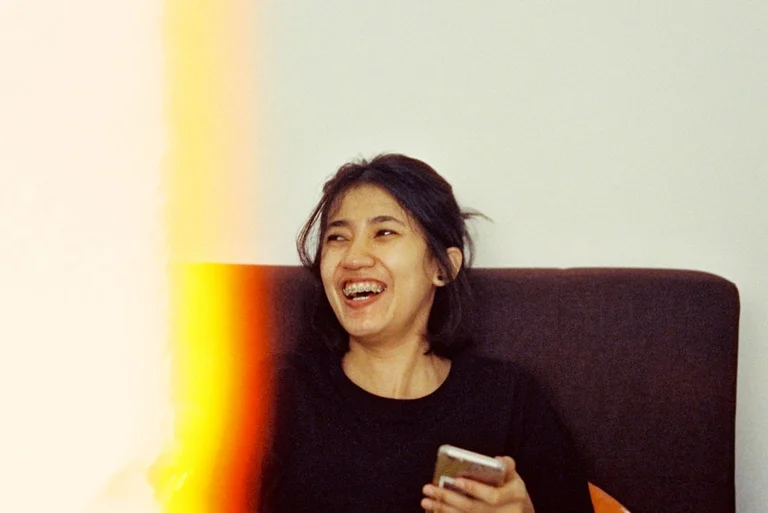 明るい表情でスマホを使う思春期の子ども