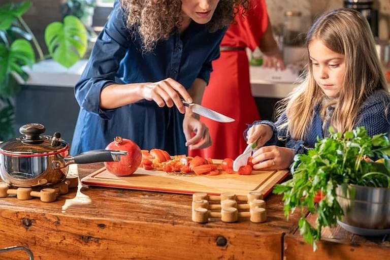 家庭で料理を通じて学ぶ親子の場面