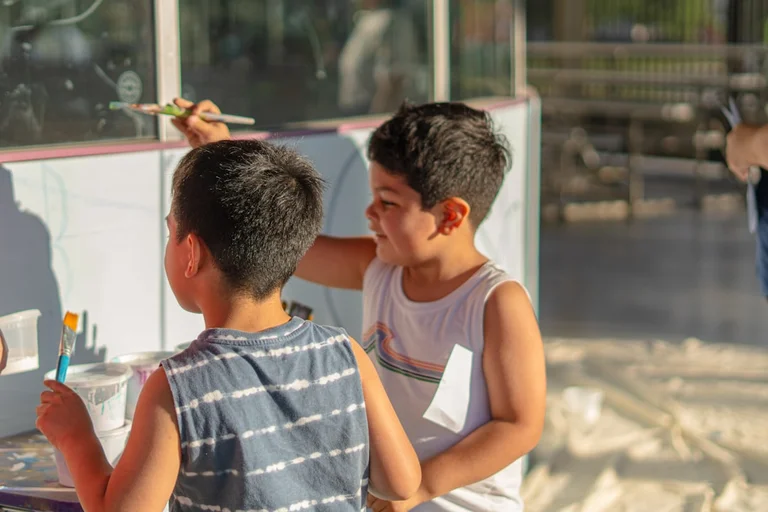 工作プロジェクトに取り組む子どもたち