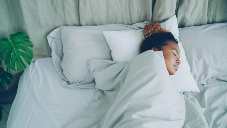ベッドで眠る思春期の若者の様子