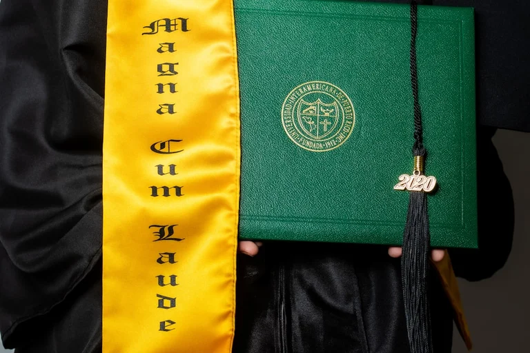 学びを支える要素を象徴する書籍と帽子