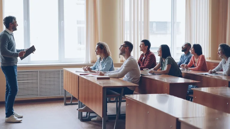 テクノロジーを学ぶ教師の研修風景