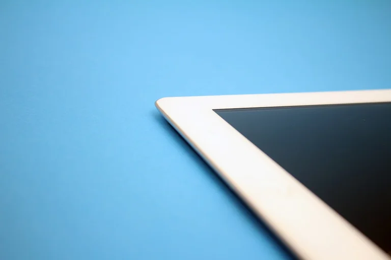 タブレットで言語学習アプリを使う手元