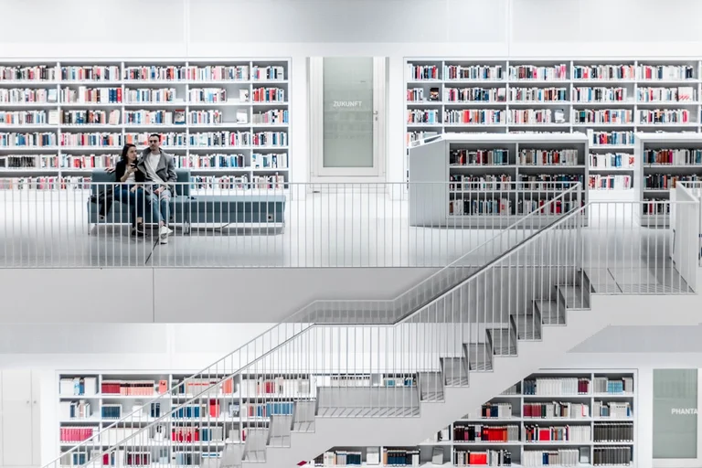 図書室で一緒に読書をする生徒たち