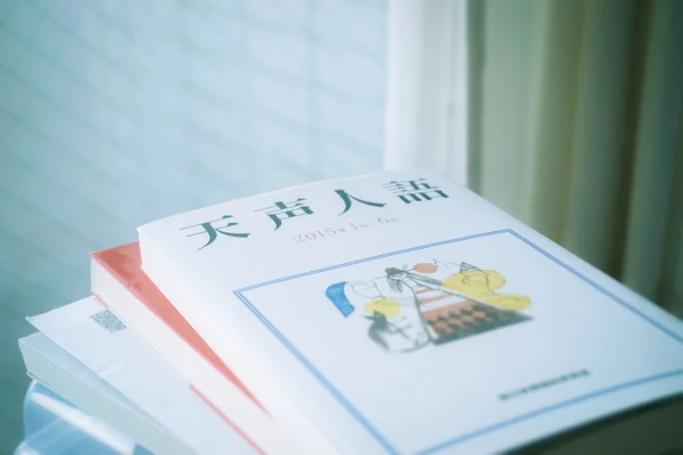 英語の本で学ぶ社会人の様子