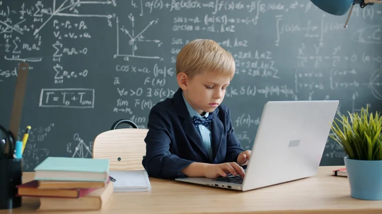 デジタルスキルを学ぶ明るい教室の風景