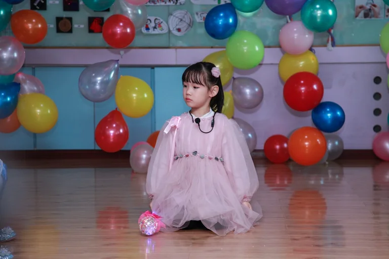 体を動かしてロボットごっこを楽しむ子どもたち