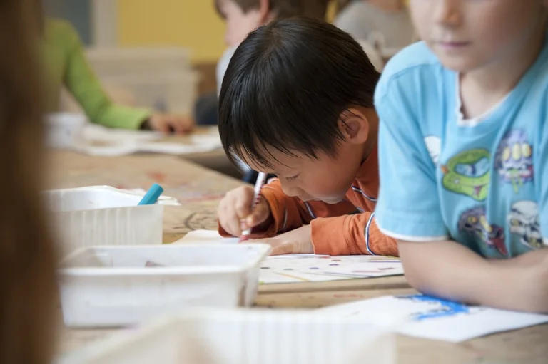 絵カードを使って予定を一緒に確認する大人と子ども