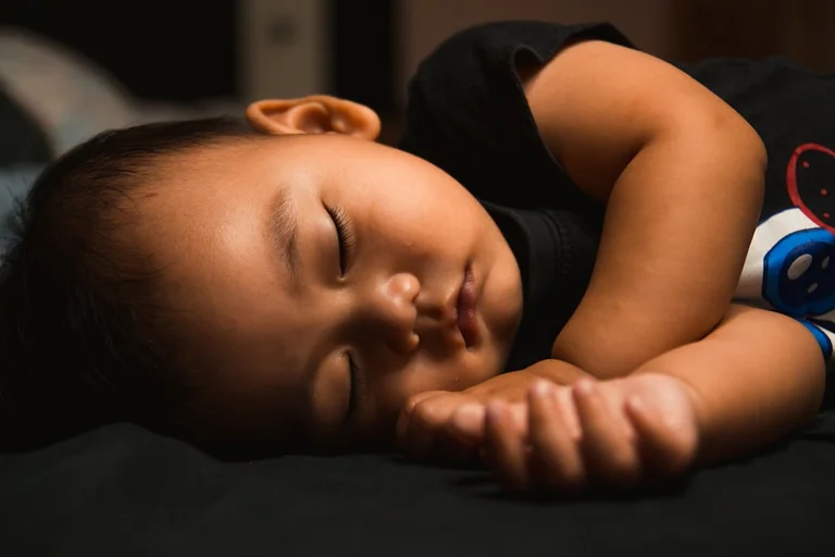 ベッドで眠る子どもと睡眠リズムのイメージ