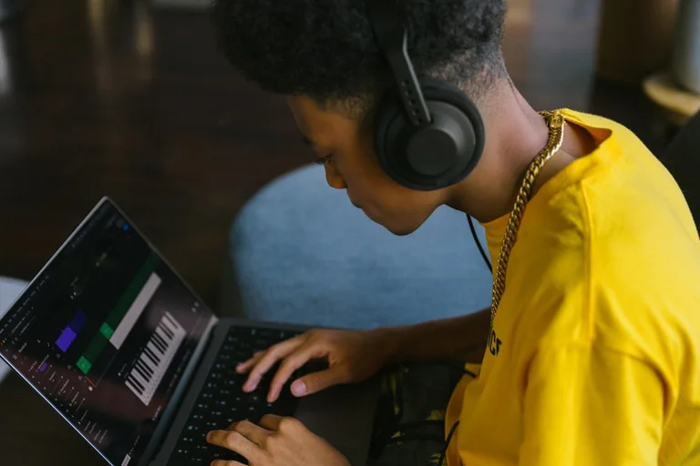 ヘッドホンで英語の音声を聞き取る学習者のイメージ