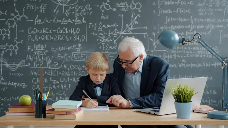 教室で子どもたちの学びを見守る教師の姿
